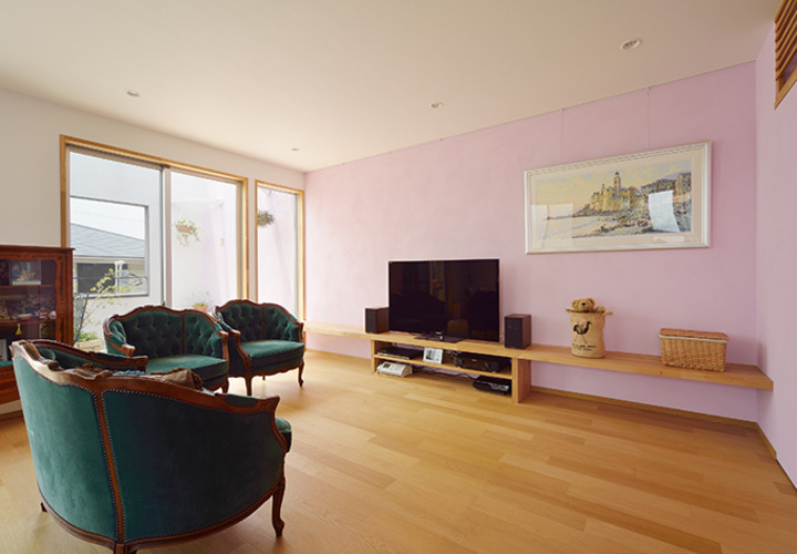 建具と家具で色使いを楽しむリビング