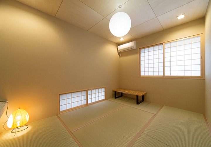 明るさを抑えた落ち着ける和室