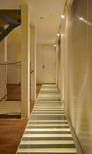 美しい影を作るすりガラスの床