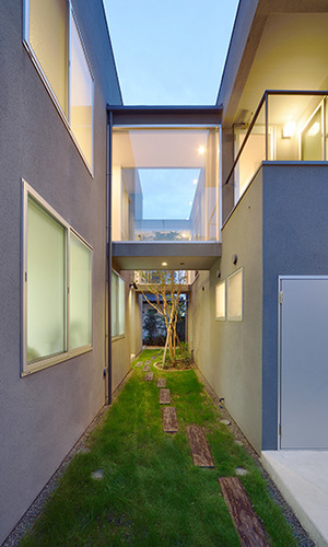 中庭の上を通る光の回廊