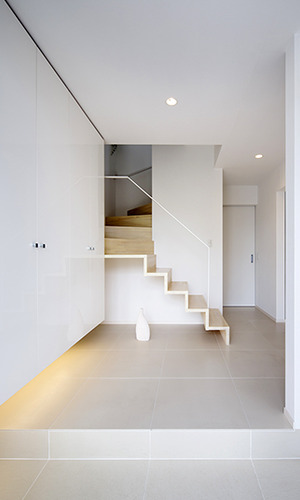 色形状ともにシンプルな玄関からの眺め