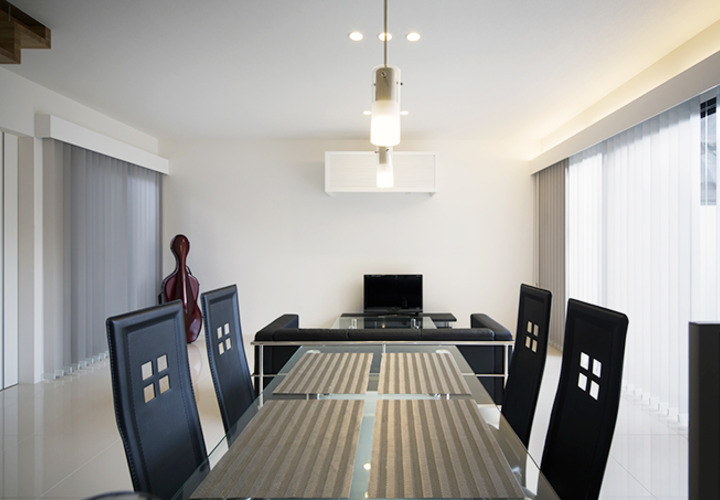 クールな質感のダイニングテーブル