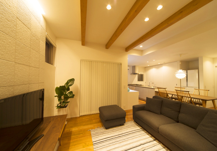 テラスへ繋がるリビングスペース