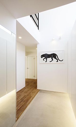 2階リビングの吹き抜けに繋がる玄関