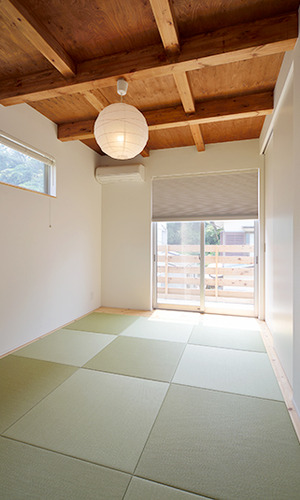 窓から光を取り込む明るくモダンな和室