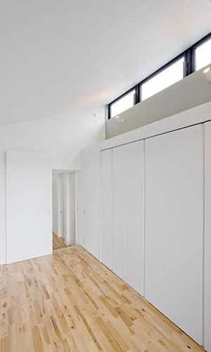 ハイサイドライトの明るい寝室