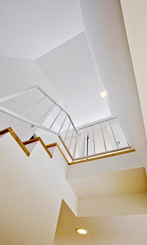 吹き抜けで開放感のある階段