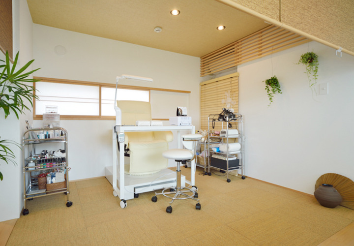 温かくお客様を迎え入れるネイルサロンスペース