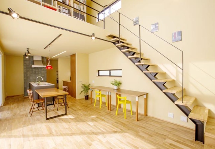 吹き抜けリビング一角のアイランドキッチン