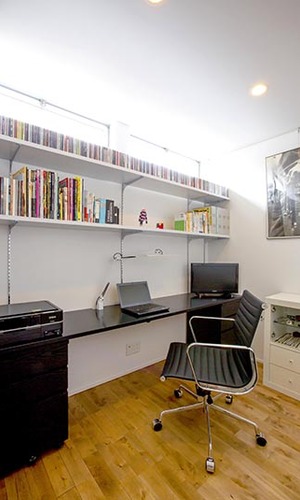 棚上のハイサイドライトで明るい書斎