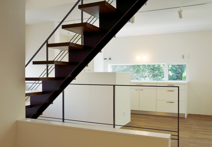 風景を切り取るリビングの窓