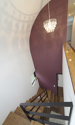 R形状の壁が存在感のある階段