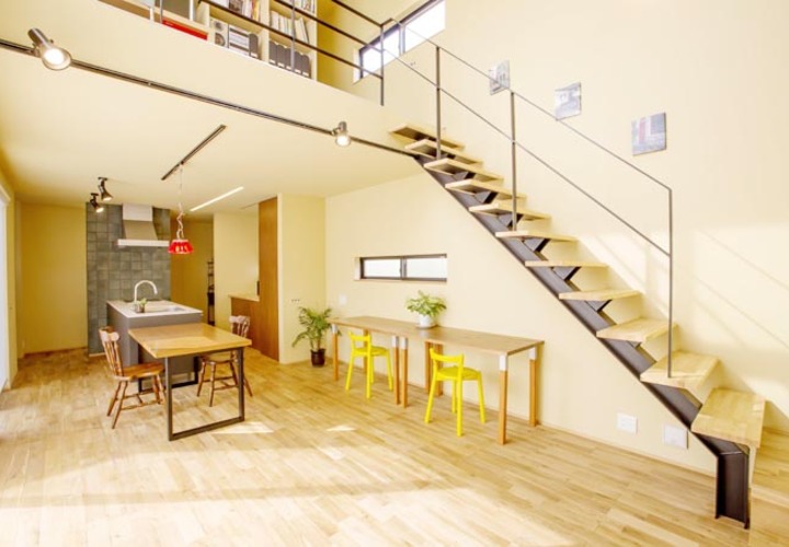 大きな吹き抜けのリビング