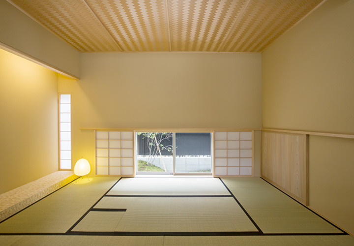 足元の小窓から緑の覗く和室