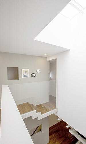 明るく開放的な空間を演出するトップライトとアクリル壁