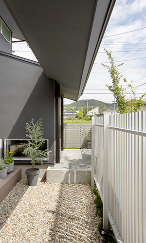 落ち着けるナチュラルな中庭