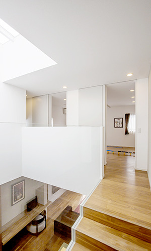 子供部屋からリビングを見下ろす