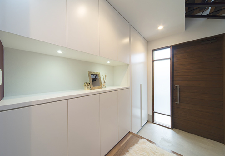 吹き抜けで明るい玄関スペース