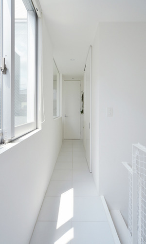 白でまとめた階段上スペース