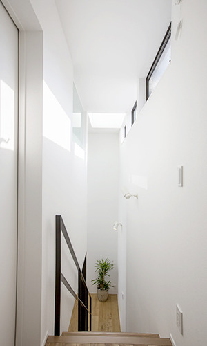 空間に光を届ける階段上のハイサイドライト