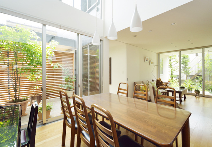 吹き抜けが明るいダイニング