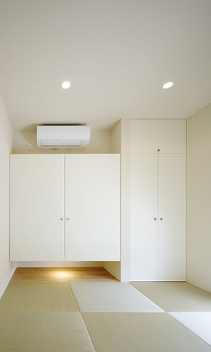 白い棚が並ぶモダンな和室