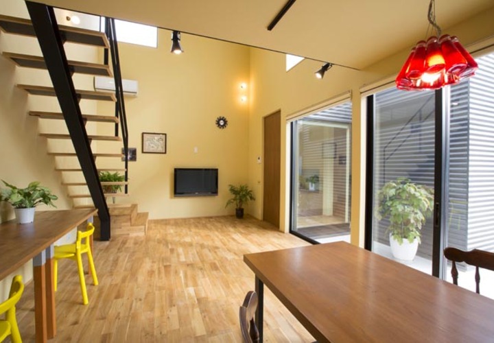 中庭につながるリビング