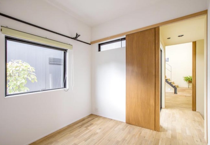 平屋部分に配した落ち着いた雰囲気の寝室