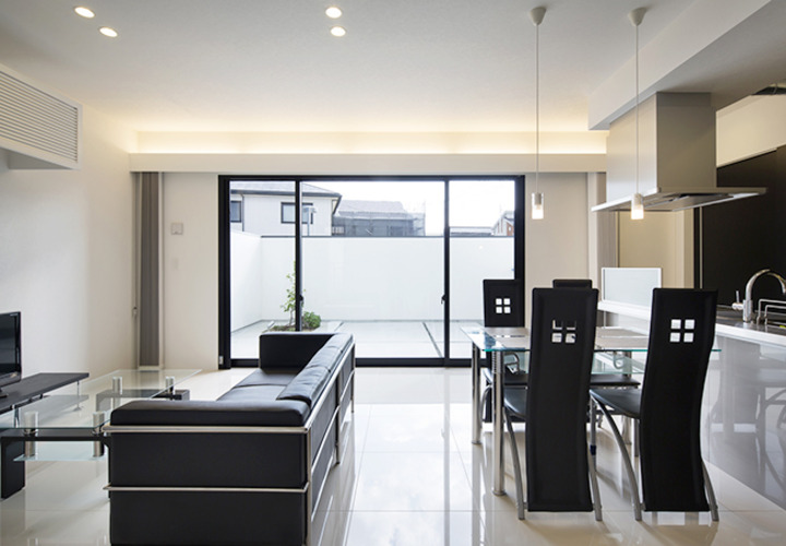 大開口の窓からの光がLDKを明るく演出