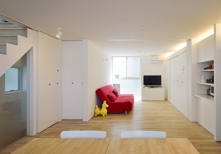 キャンバスの様な真っ白な壁とナチュラルな木目が好相性