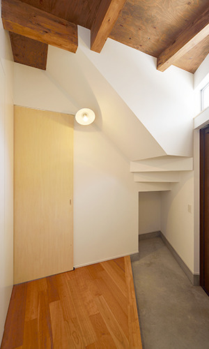 構造がアクセントとなるモダンな玄関