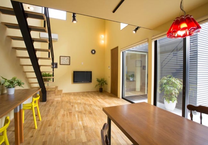 リビングからバリアフリーでつながる中庭