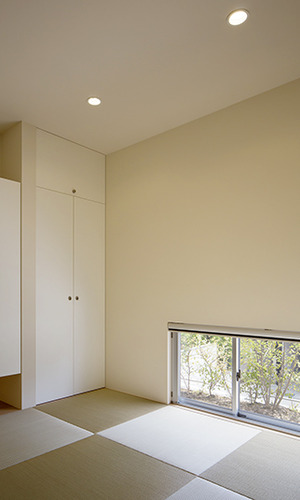 足元の小窓から緑が覗く落ち着ける和室