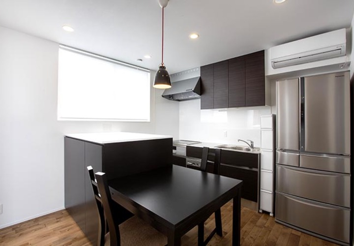 ダークなカラーでシックにまとめたキッチン