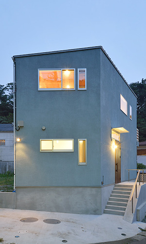 あたたかなライトが照らし出す夜の外観