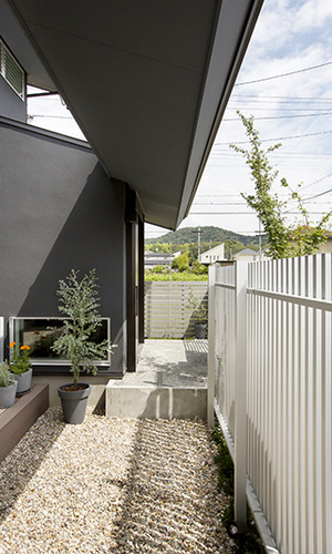 庇が影を落とす静かな中庭