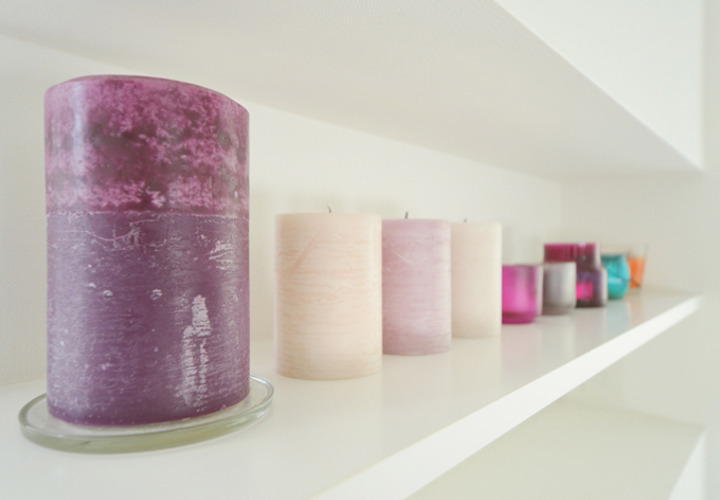 浴室・洗面所に置かれた色とりどりのキャンドル