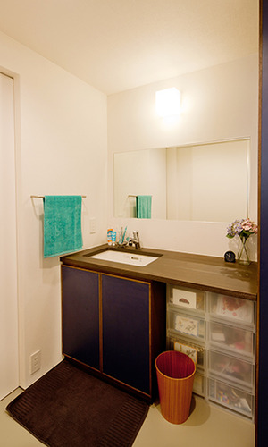 積層の天板がやさしい雰囲気の洗面台