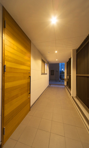 灯りがともる夜の玄関