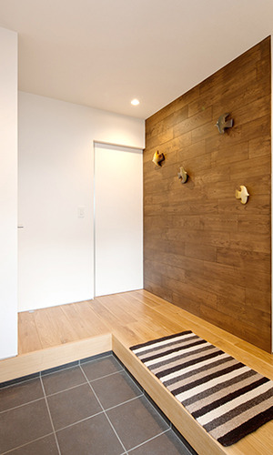 木仕上げの壁が優しい印象の玄関ホール