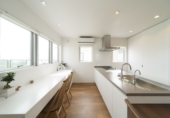 白でまとめたモダンなキッチン