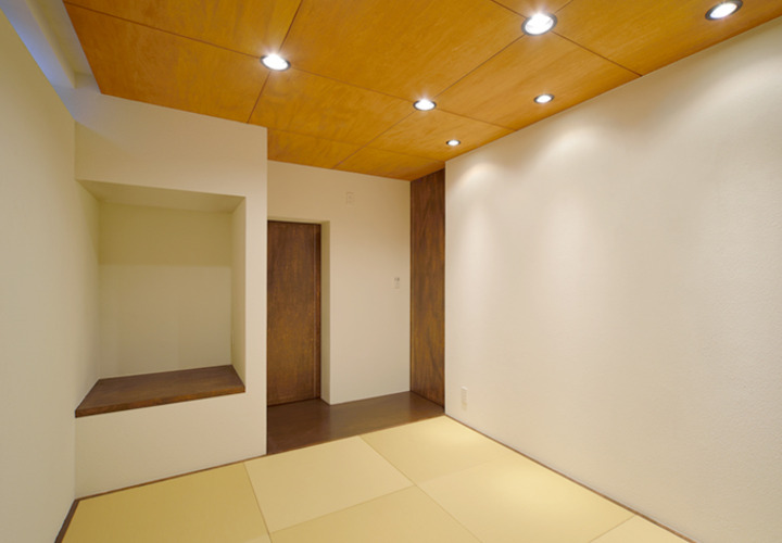 ダウンライトが照らすモダンな和室