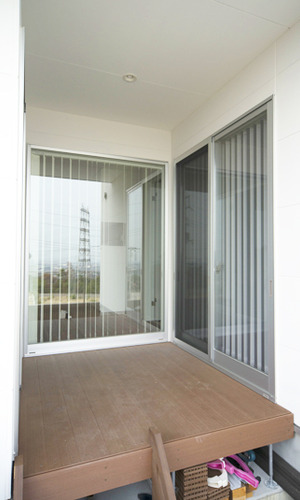 家族が集まるウッドデッキ