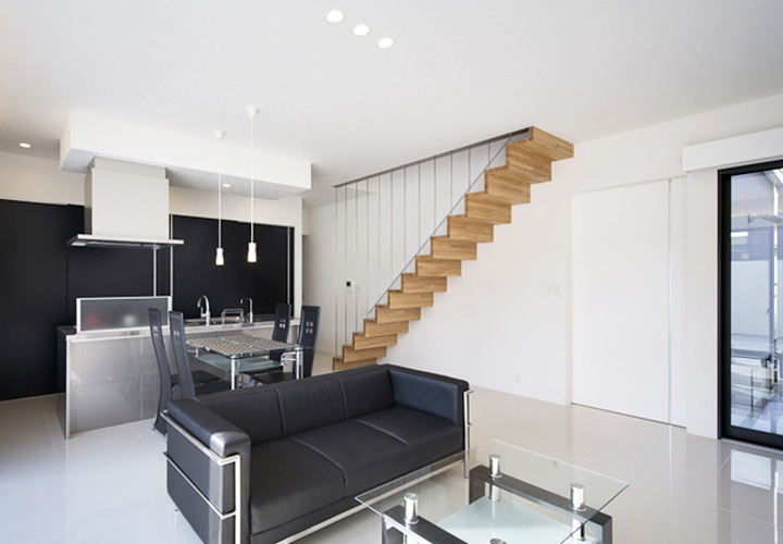 モノトーンカラーでまとめたスタイリッシュなLDK