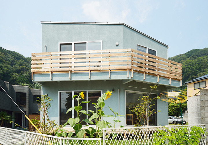 明るい太陽に映えるブルーの外壁