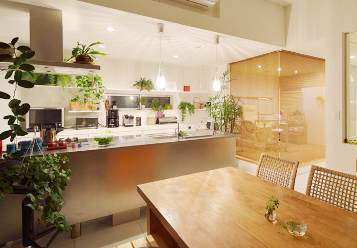 ダイニングテーブルからキッチンを眺める