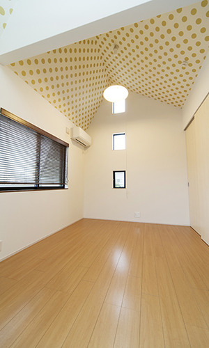 開放的な吹抜にドット天井の子供部屋