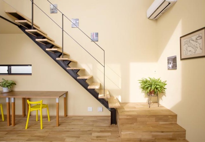 吹き抜けリビング一角のオープン階段