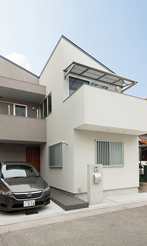 濃淡の外壁と勾配屋根がシャープな外観