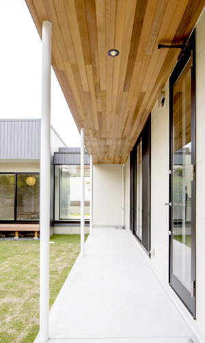 屋根のある中庭前スペース